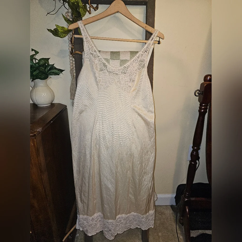 Vintage Bali Lace Trim‎ Full Slip Silky Chemise Ladies Sz 36 Nylon Ivory USA